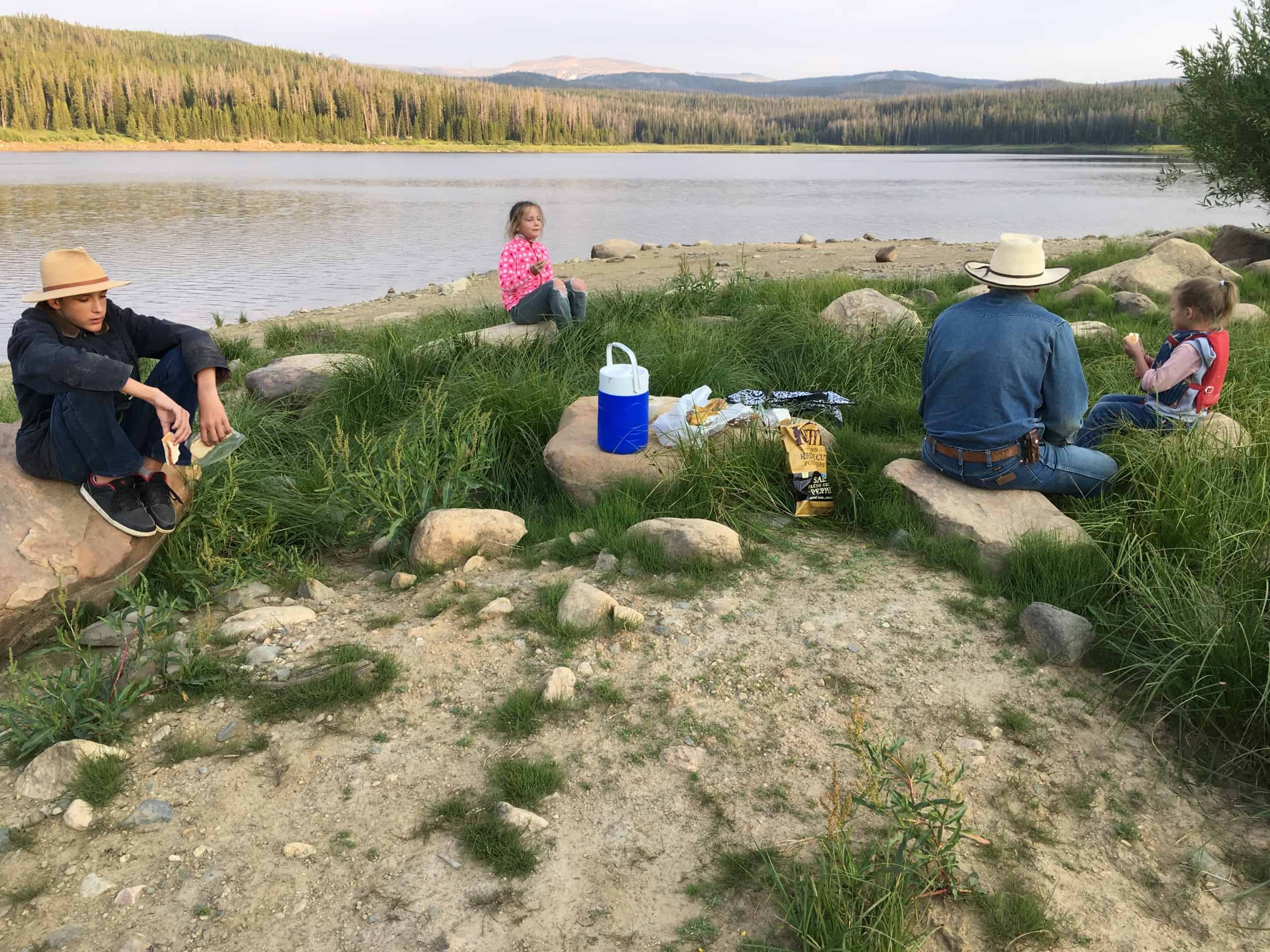 3 frugal ways to eat on a trip. (picnic at a lake)