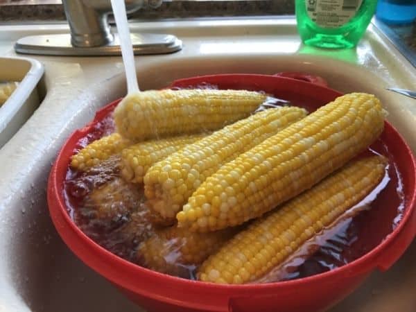 cooling corn ears in water