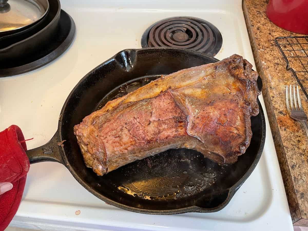  asado de cuello de ciervo en sartén 