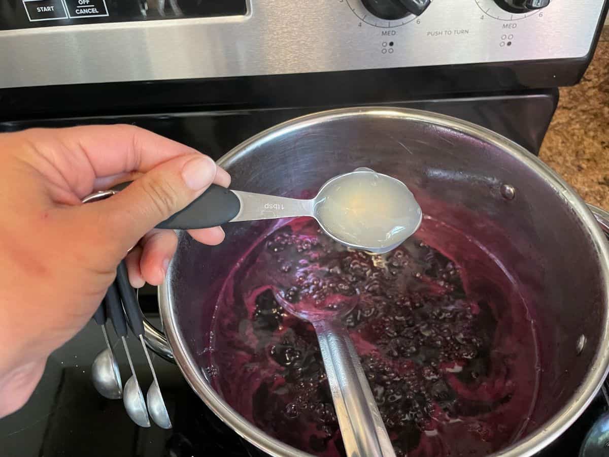 adding a spoonful of pectin to the juice